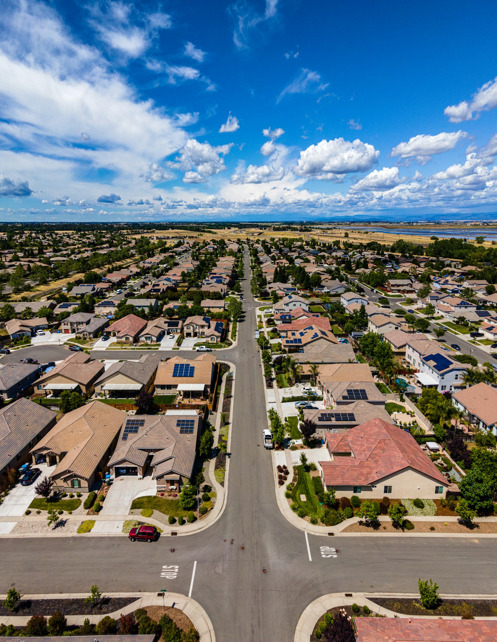 Vista aérea de un barrio residencial con casas y calles